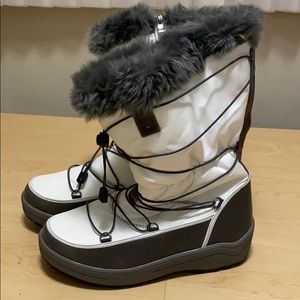 Torrid snow boots NWOT size 13